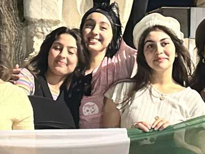 Ci spostiamo ora agli stand del Nord Africa. Qui incontriamo le 26enne Imen Limame (al centro nella foto), studentessa algerina...